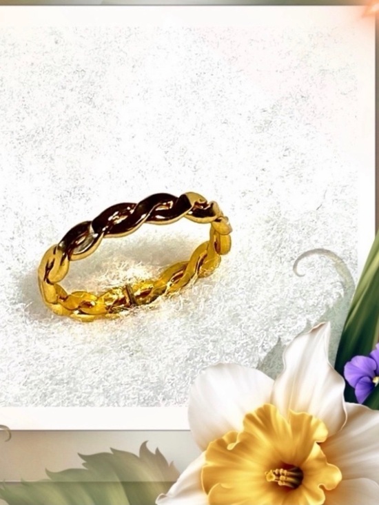 Jewelry - NWOT Gold Ring Twisted Hammered Flat Style